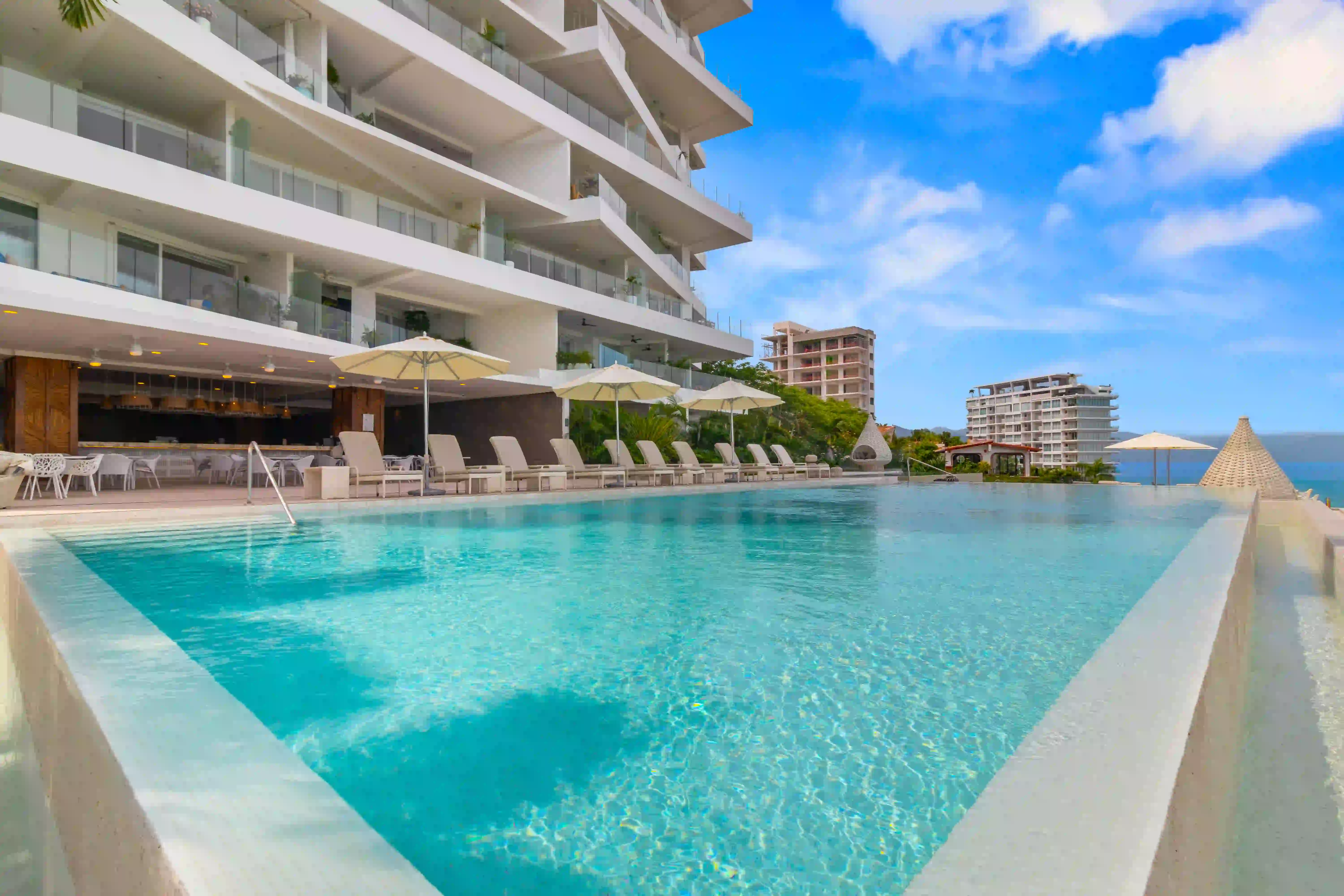 Indah 3A Resort-Style Amenities - Infinity Pool and Resort Facilities